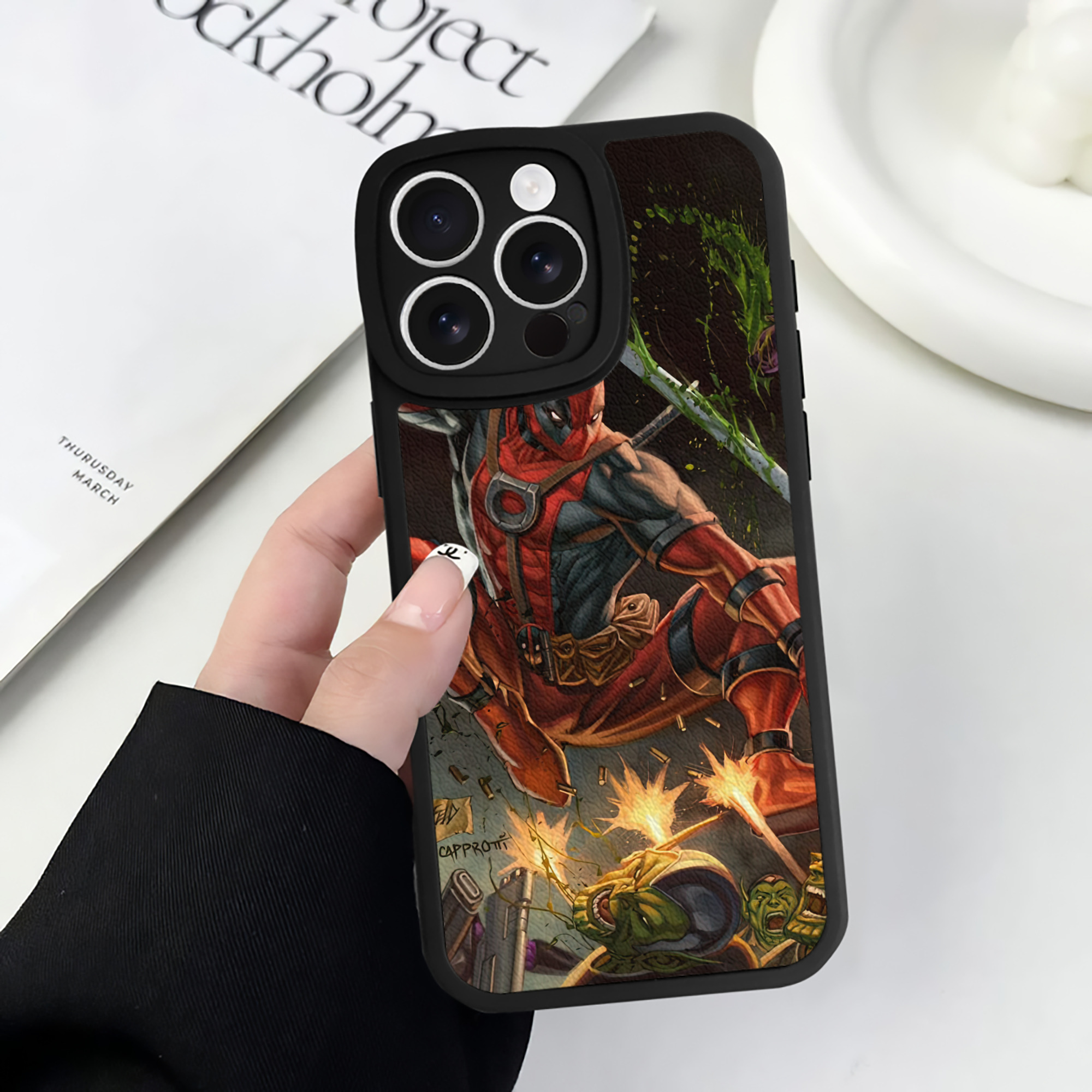 （画像用） Deadpool デッドプール 【iPhone 16シリーズ対応】シリコンスマホケース（レザー調） 材質：シリコン